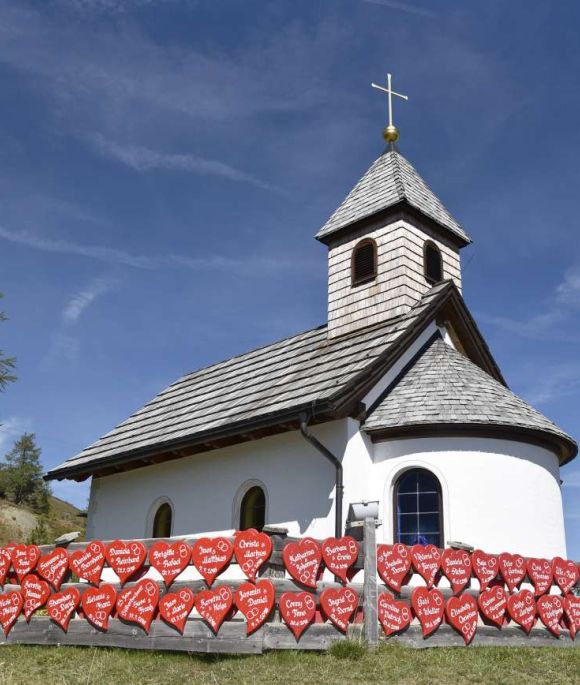 Marienkapelle mit Herzen am Zaun am Katschberg