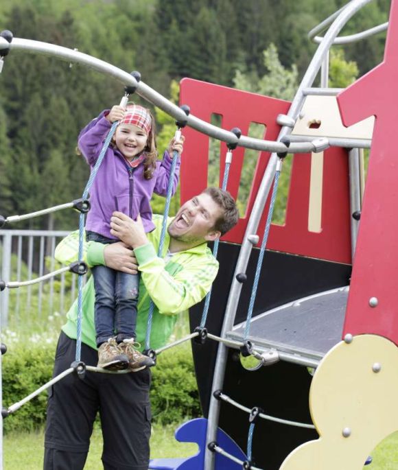 Familie am Spielplatz in Trebesing