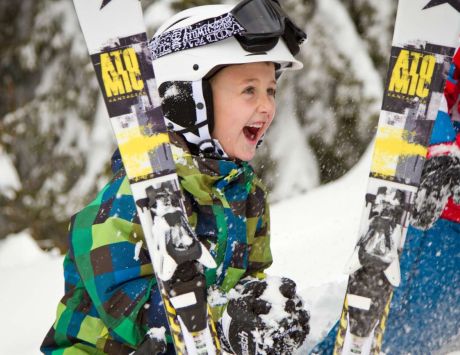 Kind beim Skifahren in Kärnten