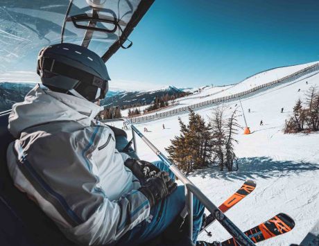 Skifahrer am Gamskogellift im Winter