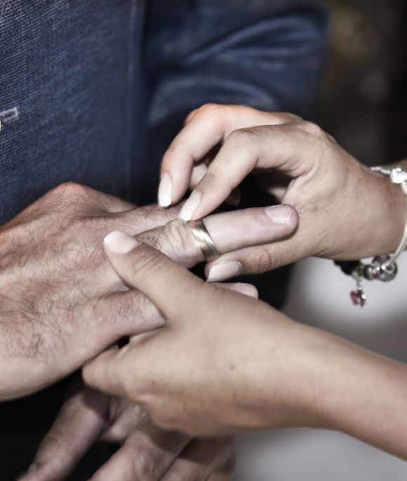 Nahaufnahme von Händen bei der Hochzeit