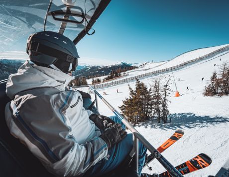 Skifahrer am Gamskogellift im Winter