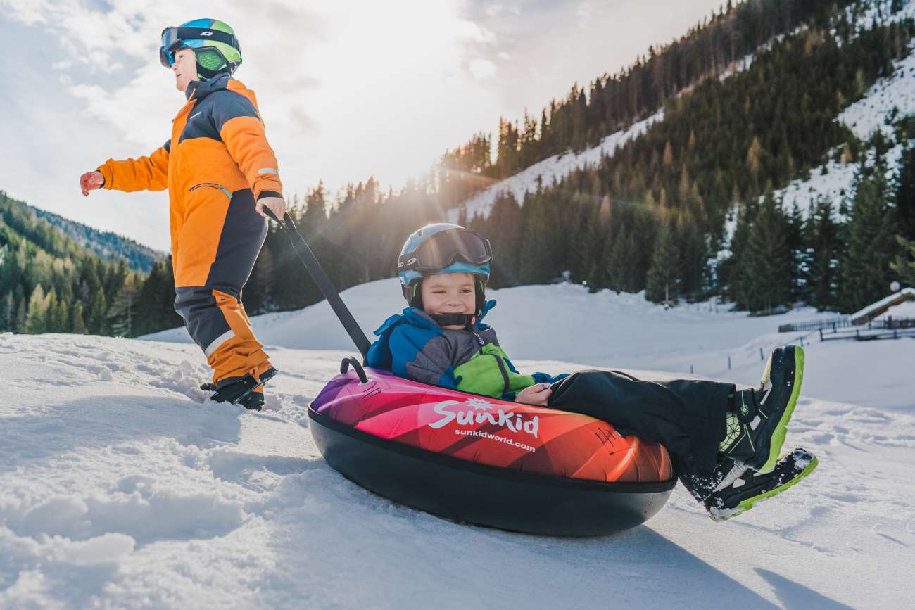 Kinder beim Snowtubing am Katschberg im Winter